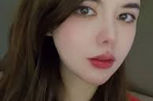 许戈辉现状：57岁染紫发满脸憔悴富豪老公不在女儿也独居国外