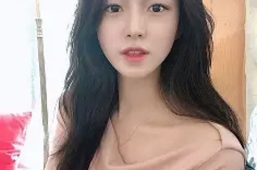 时隔10个月26岁女星回应蹲曾志伟双腿之间曾志伟真的被错骂了
